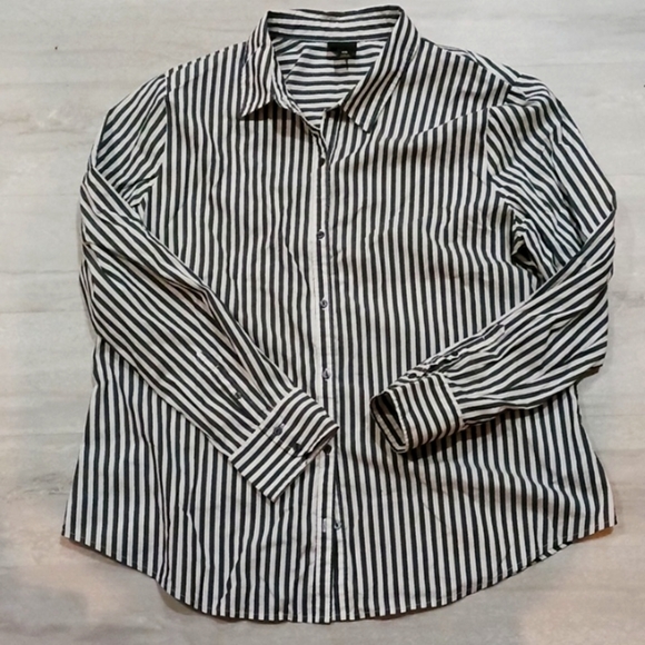 Worthington Women's Easy Care Button Up Collar Long Sleeve Shirt. Size 2xl. - Picture 2 of 12